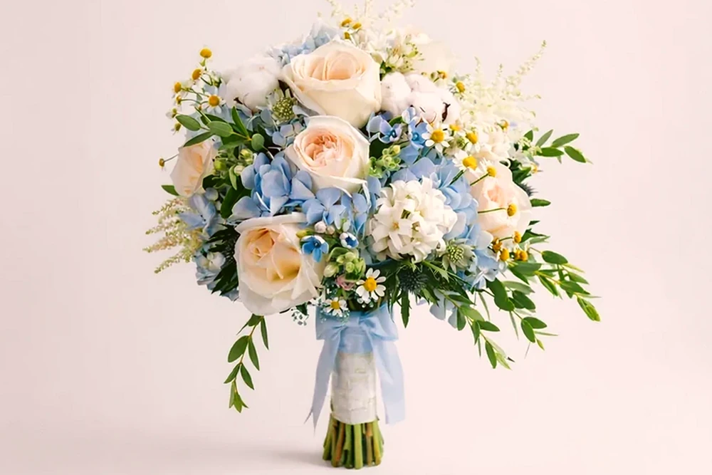 Buquê de Noiva com Hortênsias Azuis, Rosas cor de Rosa e Eucalipto, imagem ilustrativa