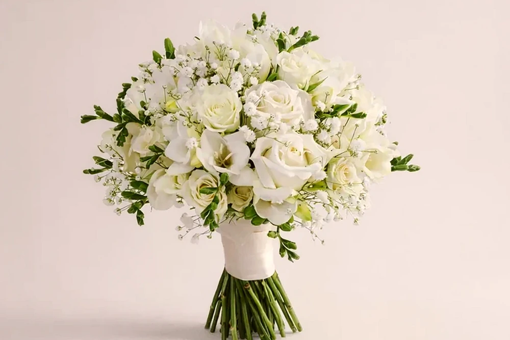 Buquê Elegante de Noiva com Rosas Brancas e Freesias, imagem ilustrativa