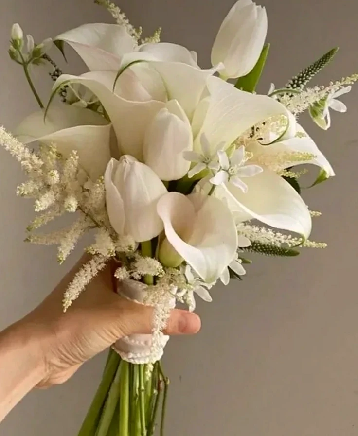 Buquê Elegante de Callas Brancas com Toque de Astilbe, imagem ilustrativa