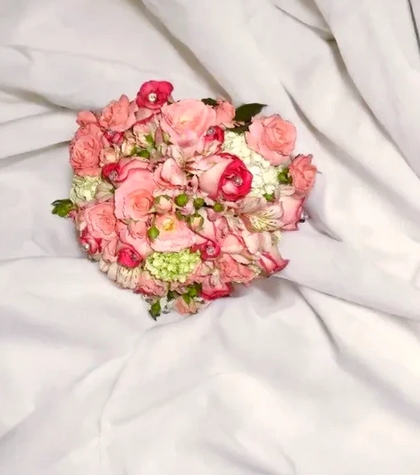 Buquê de Noiva com Rosas Mescladas, imagem ilustrativa