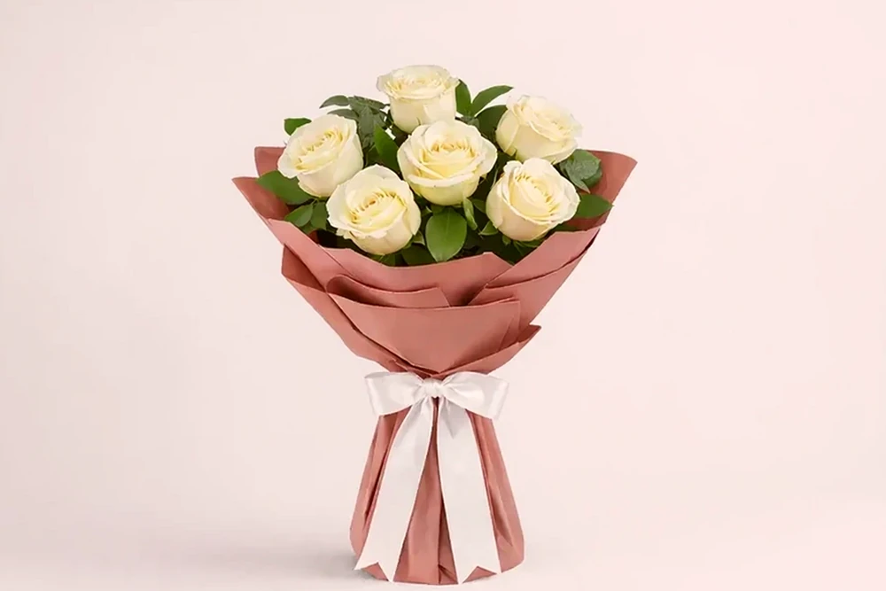 Buquê com 6 Rosas Colombianas Brancas Naturais – Design Elegante e Delicado, imagem ilustrativa