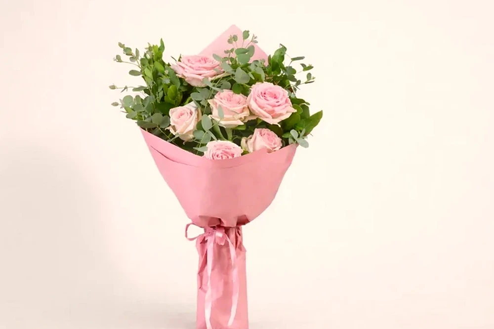 Buquê 8 Rosas cor de Rosa com Eucalipto, imagem ilustrativa
