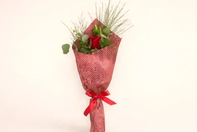 Buquê de rosas colombianas com eucalipto