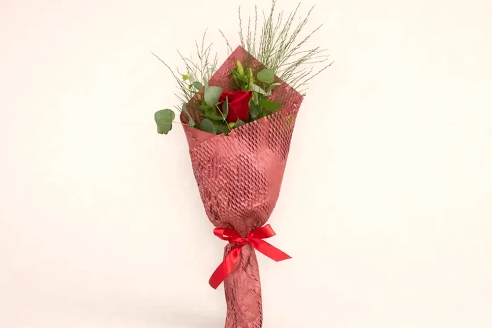Buquê de 1 Rosa Colombiana com Eucalipto - Paixão e Elegância, imagem ilustrativa