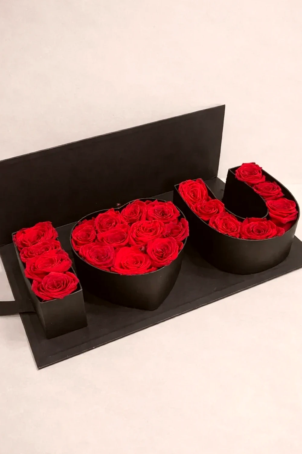 LOVE Box Luxo com Rosas Vermelhas, imagem ilustrativa
